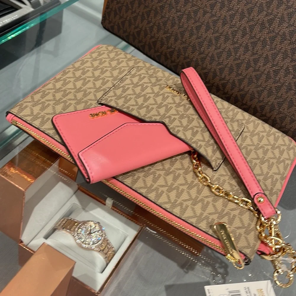 MICHAEL KORS JET SET ITEM LG 2 in 1 CARD CASE & WRISTLET
Tea Rose 
NWT - Picture 7 of 16